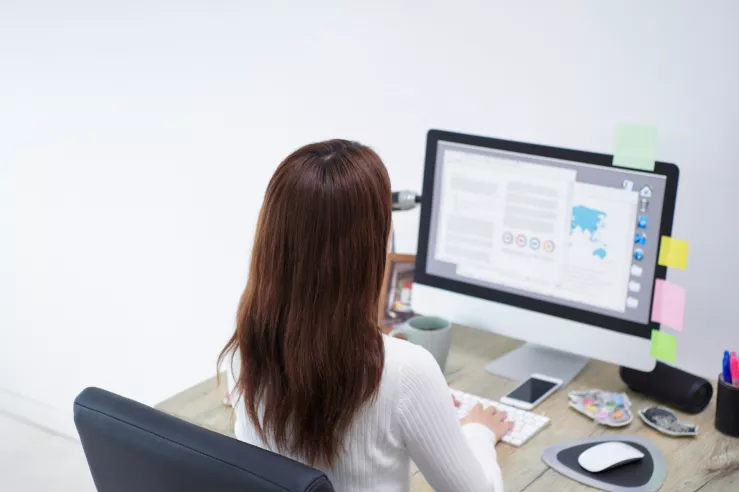 Vrouw werkt op computer